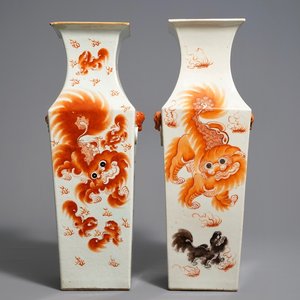 Twee vierkante Chinese qianjiang cai vazen met boeddhistische leeuwen en dames, 19/20e eeuw — foto 1