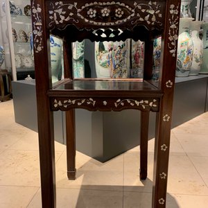 Twee Viëtnamese of Chinese houten sokkels met parelmoer inlegwerk, 19e eeuw — foto 19
