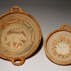 Twee Werra papkommen met een zon en een zwijn, gedateerd 1607 — foto 2