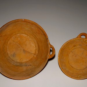 Twee Werra papkommen met een zon en een zwijn, gedateerd 1607 — foto 3