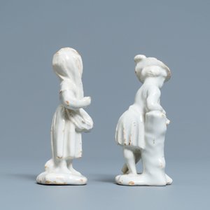 Twee wit Delftse figuren van een jongen en een meisje, 18e eeuw — foto 3