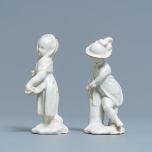 Twee wit Delftse figuren van een jongen en een meisje, 18e eeuw — foto 5
