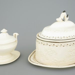 Twee witte creamware terrines, Engeland voor de Nederlandse markt, ca. 1800 — foto 1