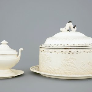 Twee witte creamware terrines, Engeland voor de Nederlandse markt, ca. 1800 — foto 2