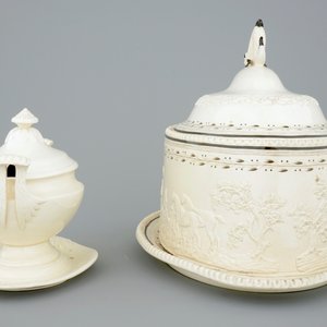Twee witte creamware terrines, Engeland voor de Nederlandse markt, ca. 1800 — foto 3