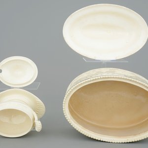 Twee witte creamware terrines, Engeland voor de Nederlandse markt, ca. 1800 — foto 6