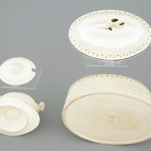Twee witte creamware terrines, Engeland voor de Nederlandse markt, ca. 1800 — foto 7