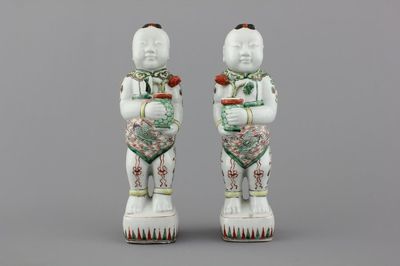 Twee wucai figuren van Hoho-broeders in Chinees porselein, 19e eeuw