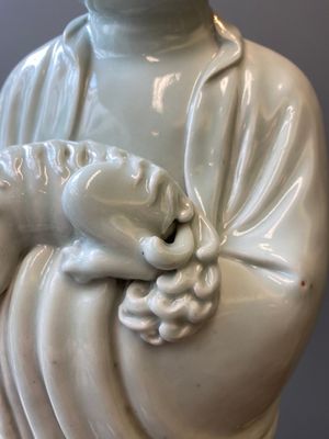Twee zeer grote Chinese wit-geglazuurde sculpturen van Luohan, Qianlong/Jiaqing — foto 19
