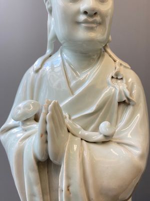 Twee zeer grote Chinese wit-geglazuurde sculpturen van Luohan, Qianlong/Jiaqing — foto 7
