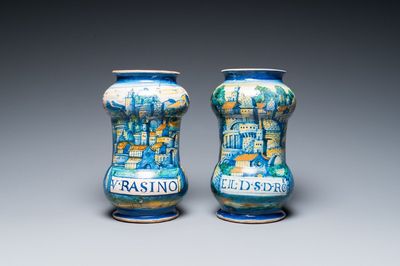 Twee zeldzame albarelli in polychrome Italiaanse majolica, Urbino of Venetië, 16e eeuw