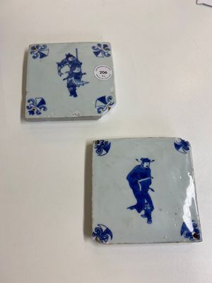 Twee zeldzame Chinese blauw-witte tegels met een geleerde en een wachter, Transitie periode — foto 1