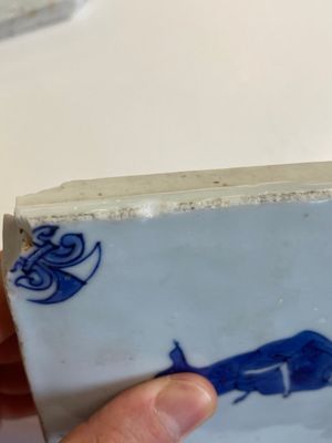 Twee zeldzame Chinese blauw-witte tegels met een geleerde en een wachter, Transitie periode — foto 12