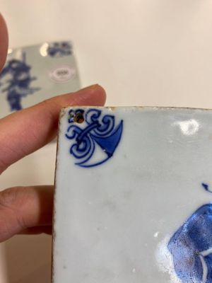 Twee zeldzame Chinese blauw-witte tegels met een geleerde en een wachter, Transitie periode — foto 5