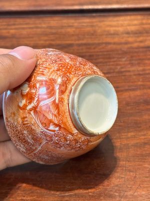 Twee zeldzame Chinese ijzerrood gedecoreerde en vergulde koppen en een schotel met Europese tafereel, Qianlong — foto 11