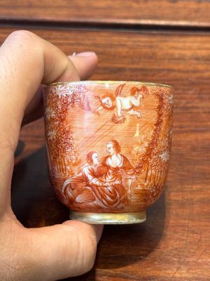 Twee zeldzame Chinese ijzerrood gedecoreerde en vergulde koppen en een schotel met Europese tafereel, Qianlong — foto 14