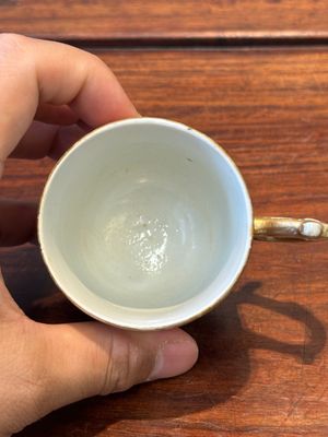 Twee zeldzame Chinese ijzerrood gedecoreerde en vergulde koppen en een schotel met Europese tafereel, Qianlong — foto 16
