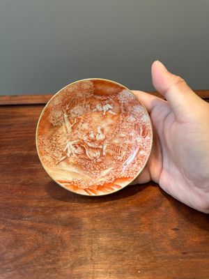 Twee zeldzame Chinese ijzerrood gedecoreerde en vergulde koppen en een schotel met Europese tafereel, Qianlong — foto 2