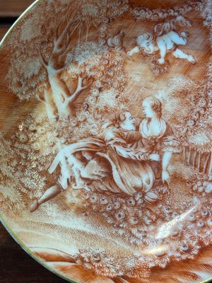 Twee zeldzame Chinese ijzerrood gedecoreerde en vergulde koppen en een schotel met Europese tafereel, Qianlong — foto 3