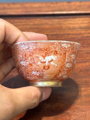 Twee zeldzame Chinese ijzerrood gedecoreerde en vergulde koppen en een schotel met Europese tafereel, Qianlong — foto 8