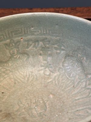Twee zeldzame Chinese Longquan celadon kommen met figuratief anhua decor, Yuan — foto 15