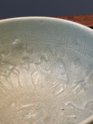 Twee zeldzame Chinese Longquan celadon kommen met figuratief anhua decor, Yuan — foto 16