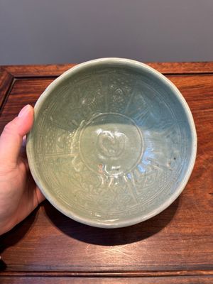 Twee zeldzame Chinese Longquan celadon kommen met figuratief anhua decor, Yuan — foto 2