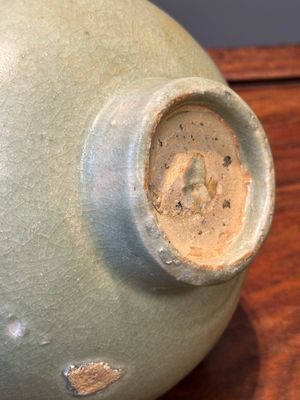 Twee zeldzame Chinese Longquan celadon kommen met figuratief anhua decor, Yuan — foto 21