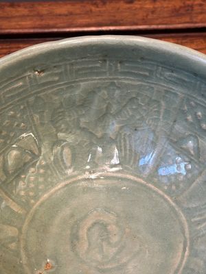 Twee zeldzame Chinese Longquan celadon kommen met figuratief anhua decor, Yuan — foto 3