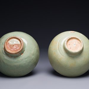 Twee zeldzame Chinese Longquan celadon kommen met figuratief anhua decor, Yuan — foto 3