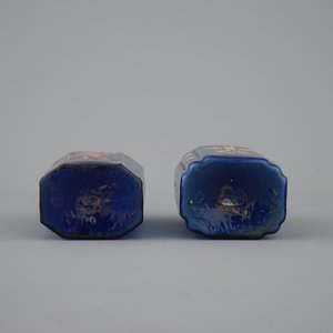 Twee zeldzame Duitse beschilderde blauwe glazen flessen, 18e eeuw — foto 1