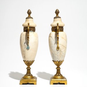 Twee zilveren fazanten, een tafelbel en een paar marmeren cassolettes, 19/20e eeuw — foto 12
