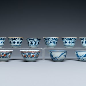 Twee­ën­twintig Chinese blauw-witte en famille rose koppen en negentien schotels, Kangxi en later — foto 15