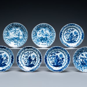 Twee­ën­twintig Chinese blauw-witte en famille rose koppen en negentien schotels, Kangxi en later — foto 4