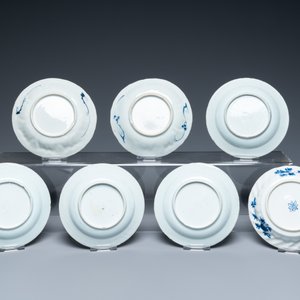 Twee­ën­twintig Chinese blauw-witte en famille rose koppen en negentien schotels, Kangxi en later — foto 5