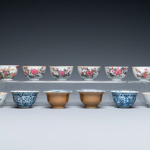 Twee­ën­twintig Chinese blauw-witte en famille rose koppen en negentien schotels, Kangxi en later — foto 8