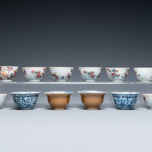 Twee­ën­twintig Chinese blauw-witte en famille rose koppen en negentien schotels, Kangxi en later — foto 9