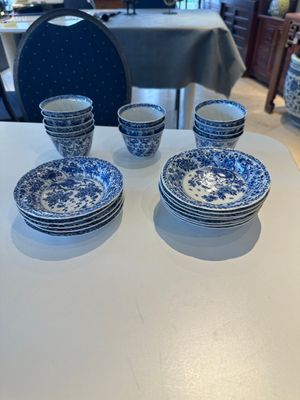 Twelve Chinese blue and white cups and saucers with floral design, jade mark, Kangxi — photo 1