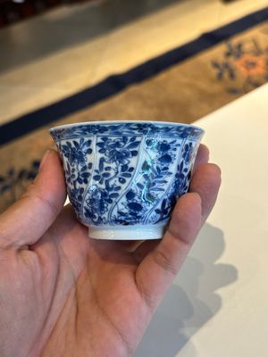 Twelve Chinese blue and white cups and saucers with floral design, jade mark, Kangxi — photo 10