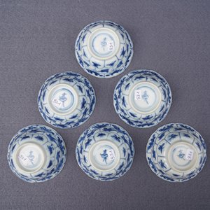 Twelve Chinese blue and white cups and saucers with floral design, Kangxi/Qianlong — 照片 14