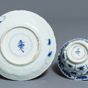 Twelve Chinese blue and white cups and saucers with floral design, Kangxi/Qianlong — 照片 8
