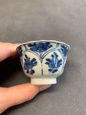 Twelve Chinese blue and white saucers and eight cups, Kangxi/Yongzheng — photo 16
