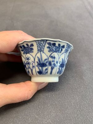 Twelve Chinese blue and white saucers and eight cups, Kangxi/Yongzheng — photo 28