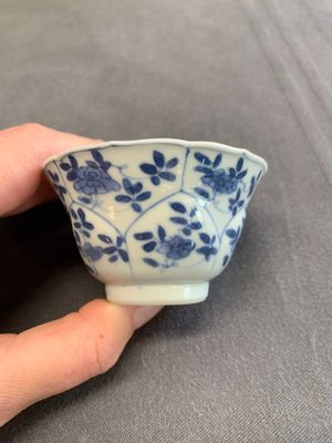 Twelve Chinese blue and white saucers and eight cups, Kangxi/Yongzheng — photo 3
