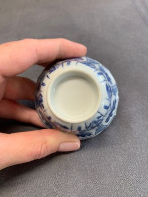 Twelve Chinese blue and white saucers and eight cups, Kangxi/Yongzheng — photo 53