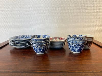 Twelve Chinese blue, white and famille rose cups and saucers, Kangxi/Yongzheng — photo 1