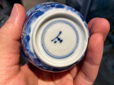 Twelve Chinese blue, white and famille rose cups and saucers, Kangxi/Yongzheng — photo 4