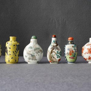 Twelve Chinese famille rose and verte porcelain snuff bottles, 19/20th C. — photo 11