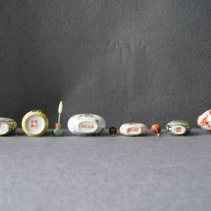 Twelve Chinese famille rose and verte porcelain snuff bottles, 19/20th C. — photo 13