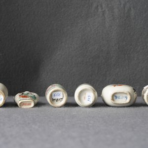 Twelve Chinese famille rose and verte porcelain snuff bottles, 19/20th C. — photo 16